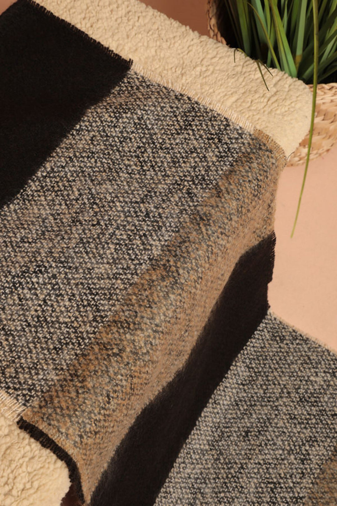 KKT Yumoş Boucle Women's Black Shawl - Costa Mesa