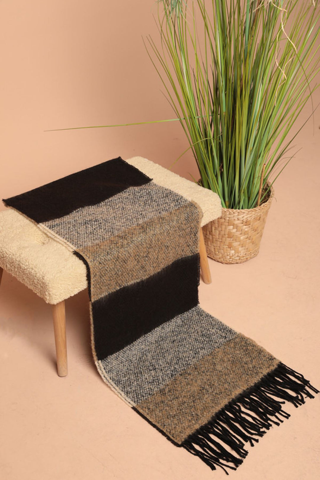 KKT Yumoş Boucle Women's Black Shawl - Costa Mesa