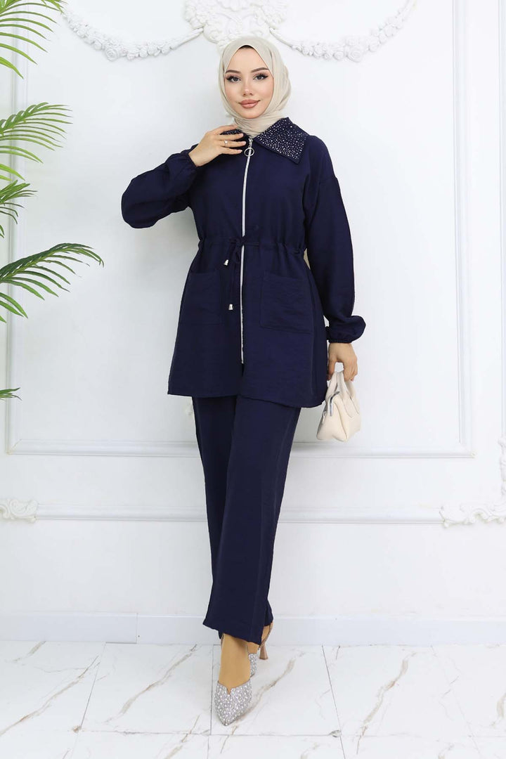 BNG Women Yakası Taş Detaylı Tesettür Takım Lacivert 4727 - Banbury