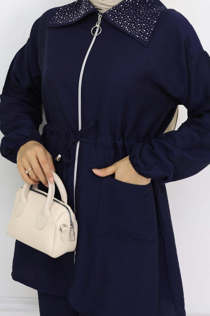 BNG Women Yakası Taş Detaylı Tesettür Takım Lacivert 4727 - Banbury