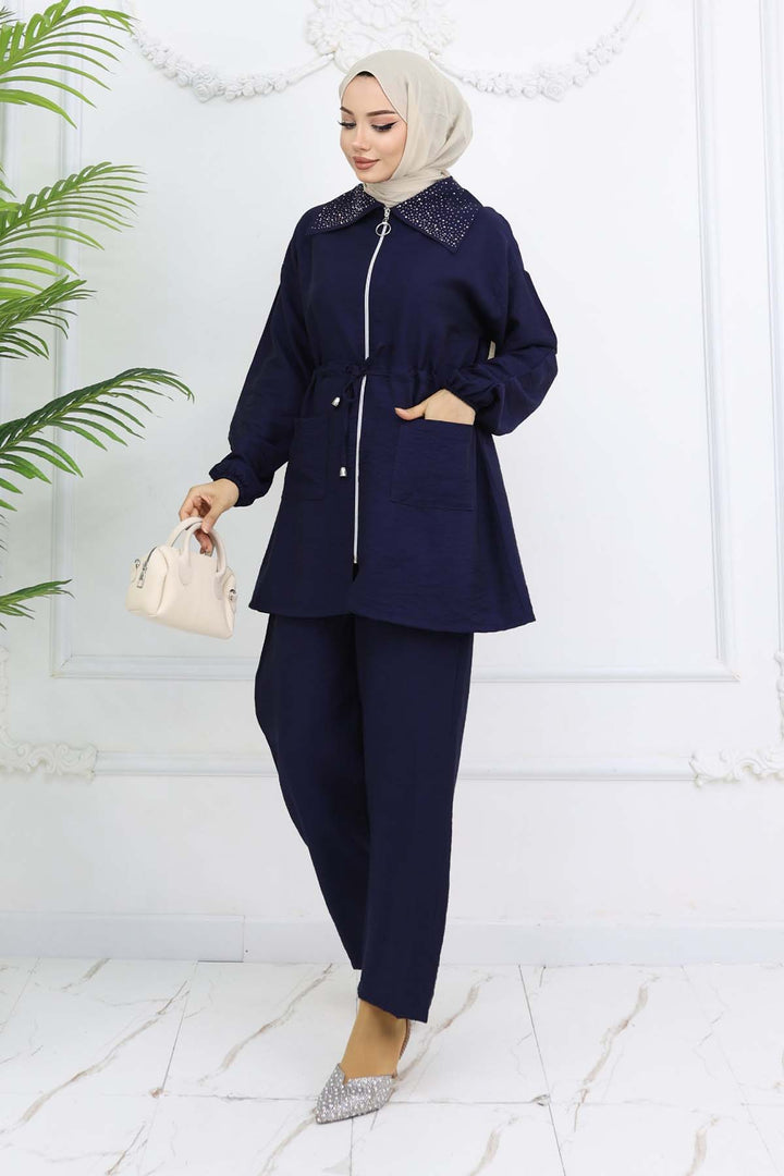 BNG Women Yakası Taş Detaylı Tesettür Takım Lacivert 4727 - Banbury