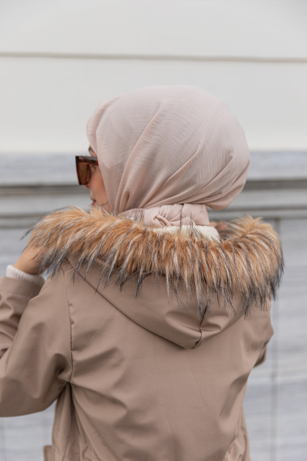 BNG معطف فرو نسائي من القطيفة بياقة من فرو المنك - كليرمونت