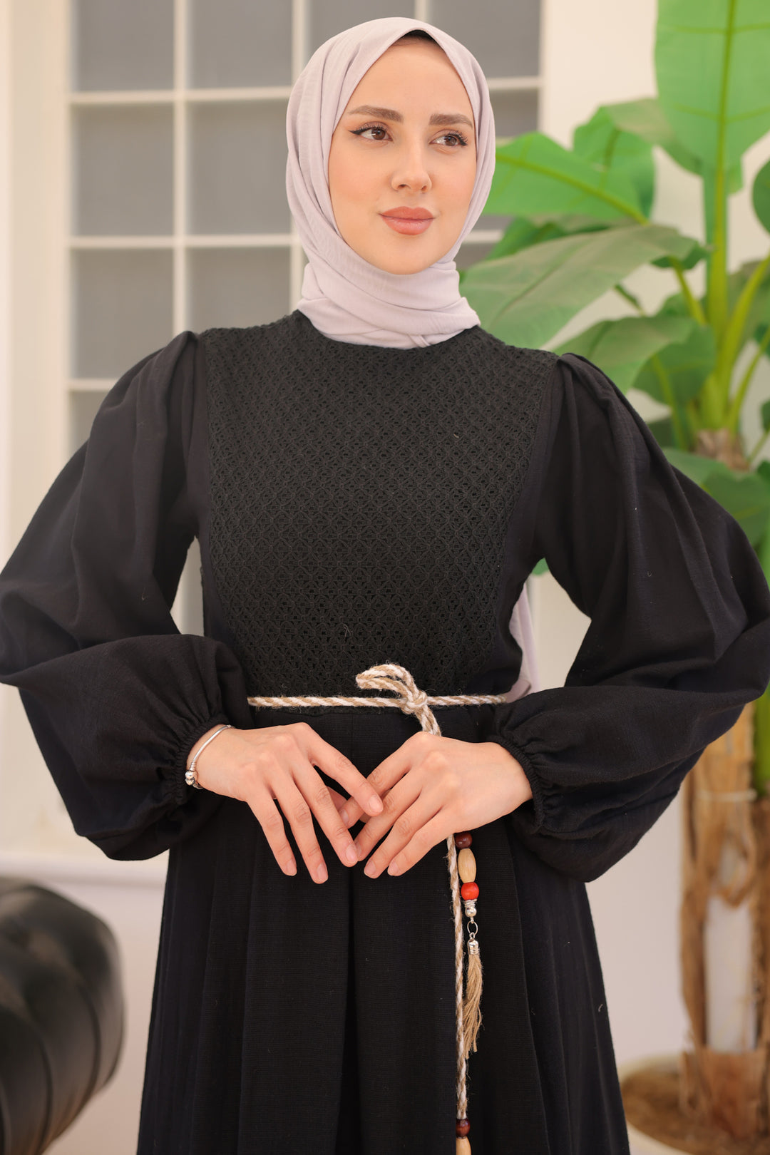 فستان نسائي من الكتان باللون الأسود مع حزام من القش من BNG - كليرمونت