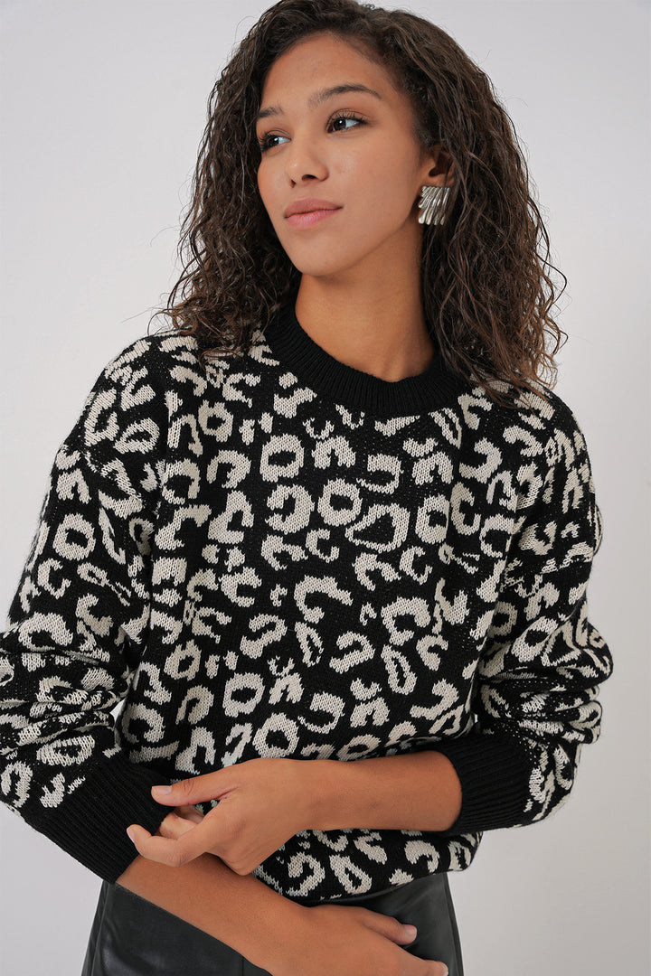 BGD Women Woman Patterned Oversized Sweater - Black - White - Placentia
