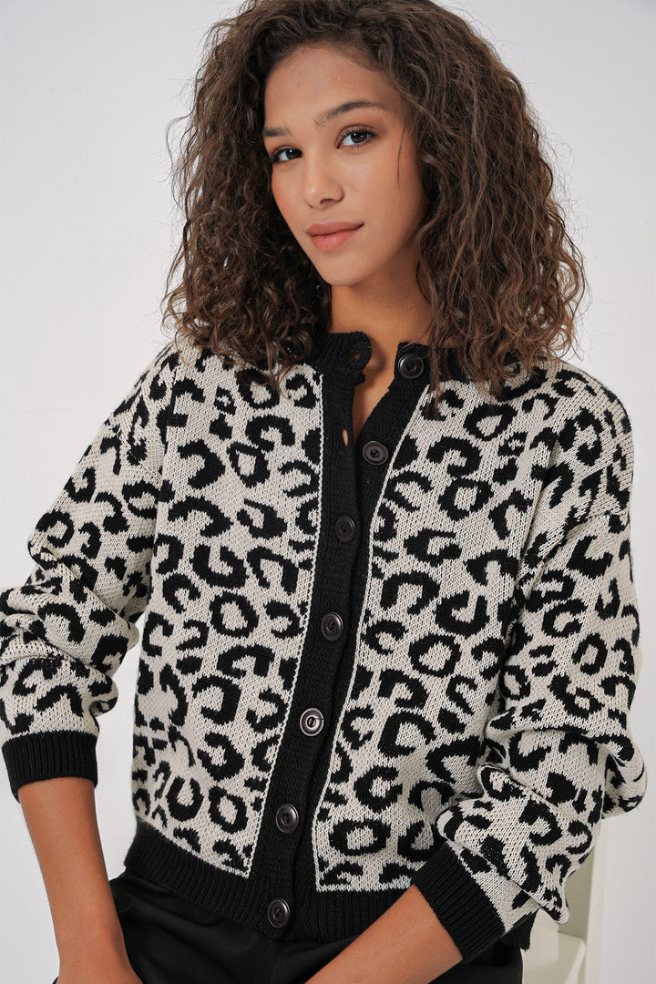 BGD Women Woman Patterned Knit Cardigan - White - Welling