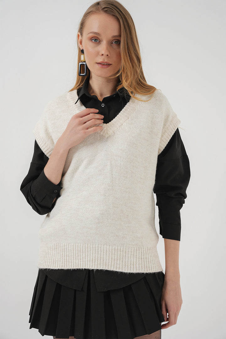 BGD Women V-Neck Sweater - Ecru - Uman
