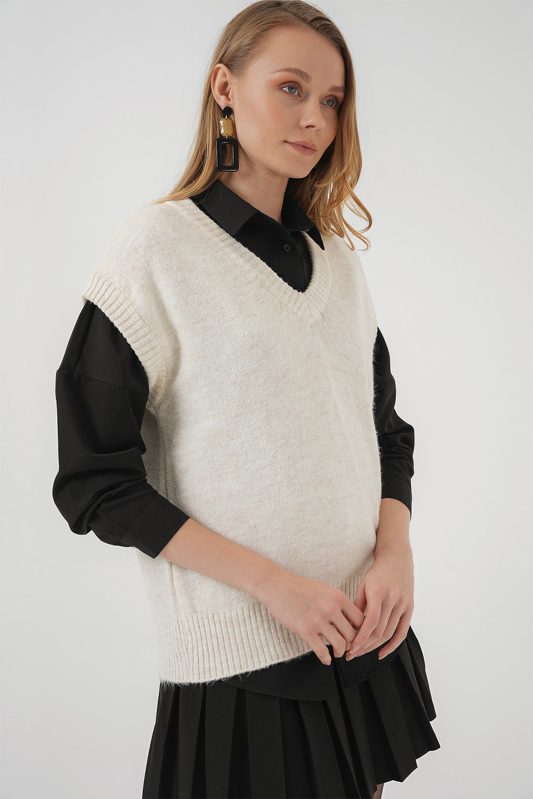 BGD Women V-Neck Sweater - Ecru - Uman