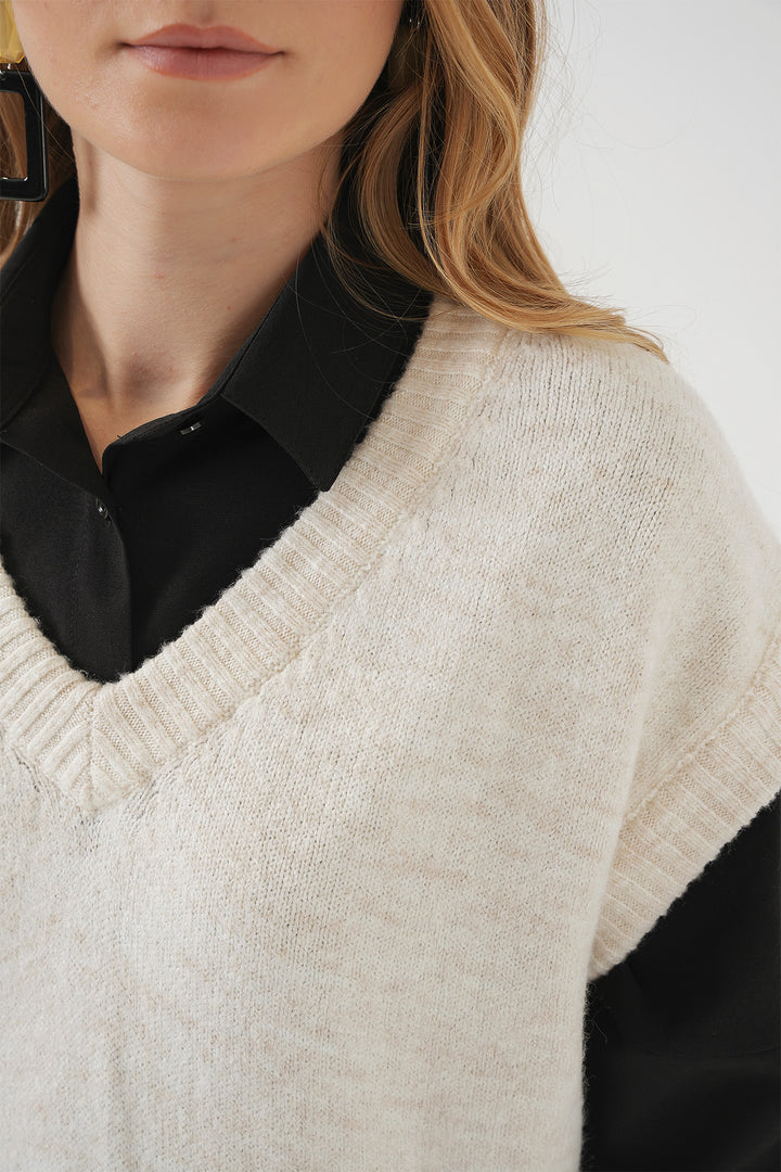 BGD Women V-Neck Sweater - Ecru - Uman