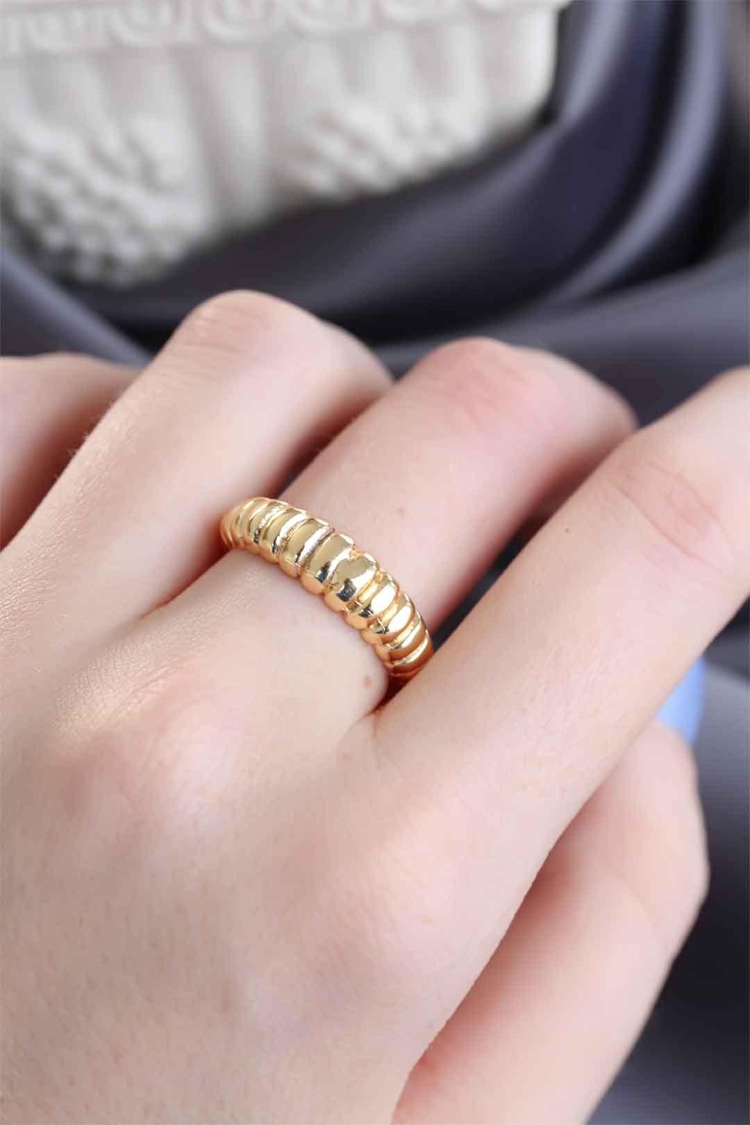 EBJ Gold Color Adjustable Spiral Women's Ring - Huizen