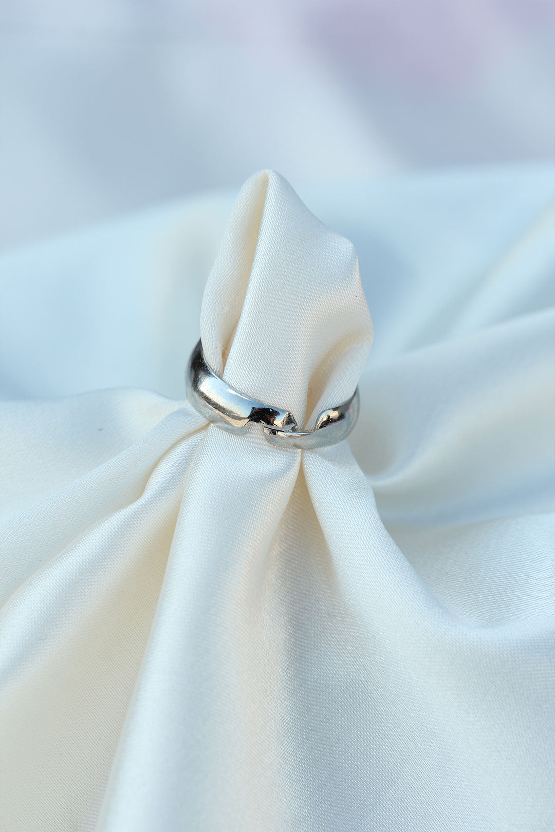 EBJ Adjustable Silver Metal White Enamel Stone Clover Ring - Leer