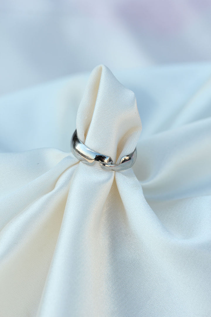 EBJ Adjustable Silver Metal White Enamel Stone Clover Ring - Leer