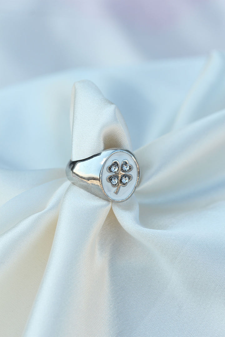 EBJ Adjustable Silver Metal White Enamel Stone Clover Ring - Leer