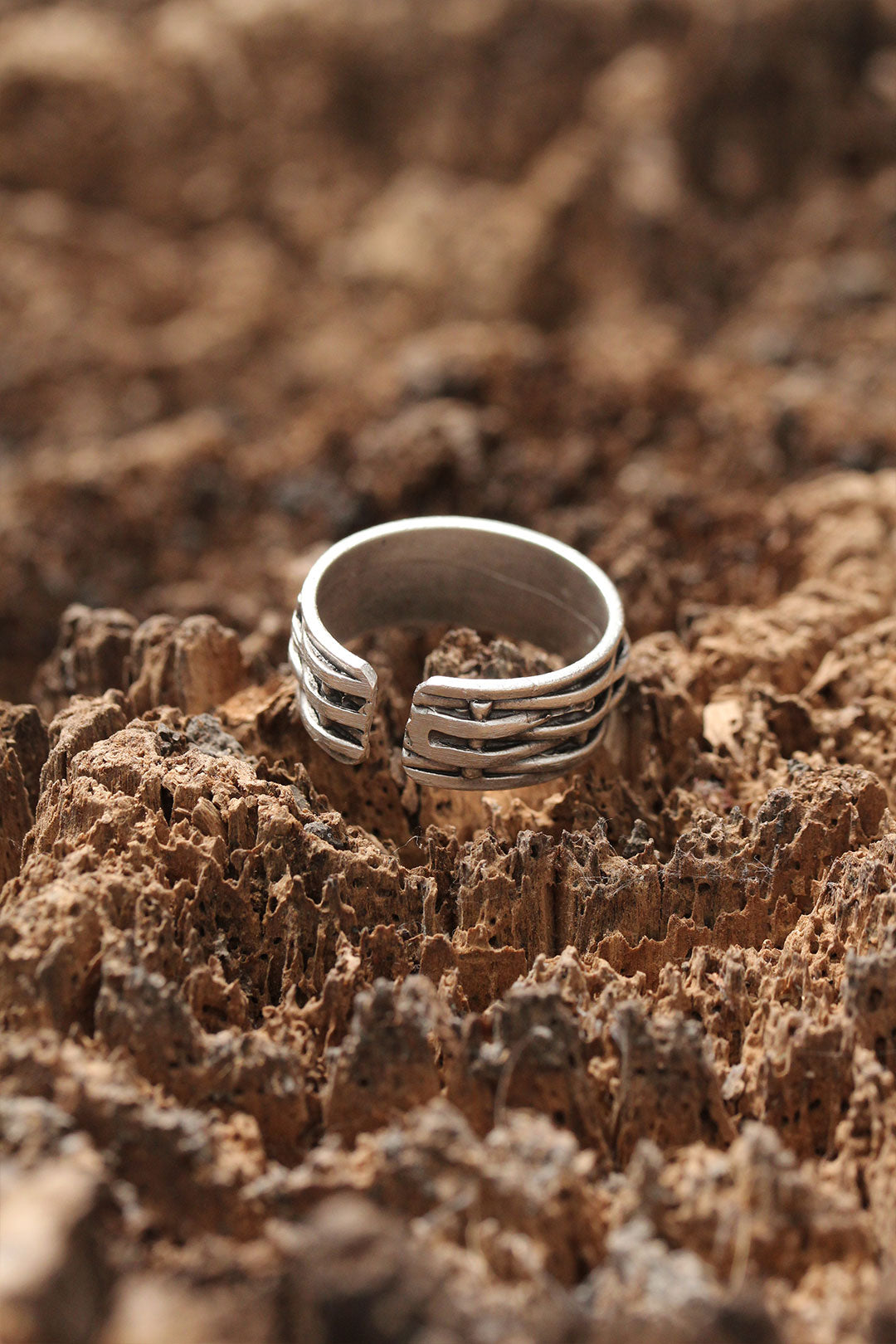 EBJ Adjustable Ring with Line Pattern - Bettendorf