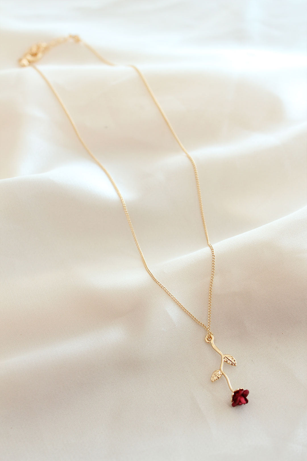 EBJ Necklace with Red Rose Figure - Águilas