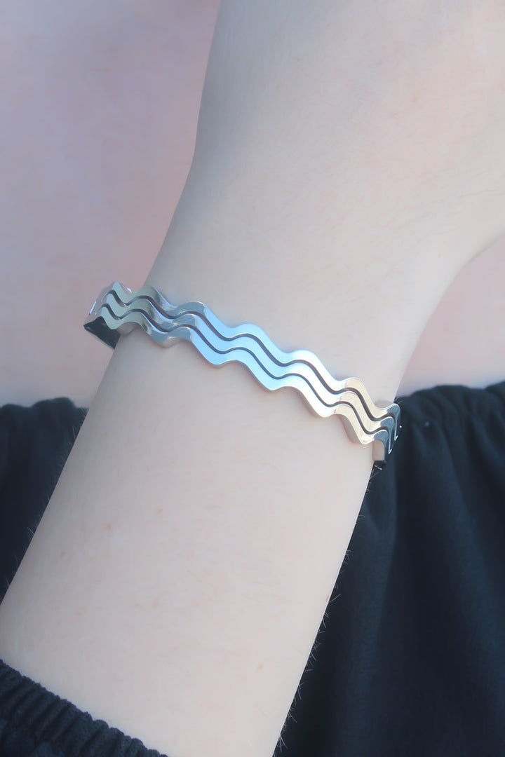 EBJ 316L Non-Tarnish Stainless Steel Silver Color Wave Pattern Cuff Women's Bracelet - A Coruña