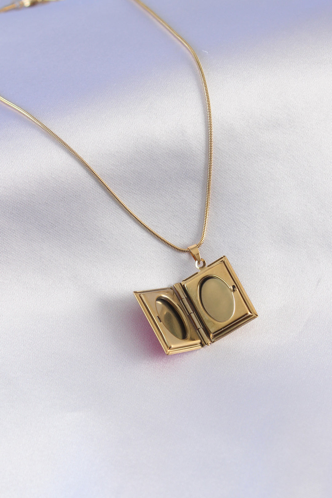 EBJ 316L Stainless Steel Gold Color Chain Necklace with Pink Locket for Women with Space for Photo Insertion - Elche