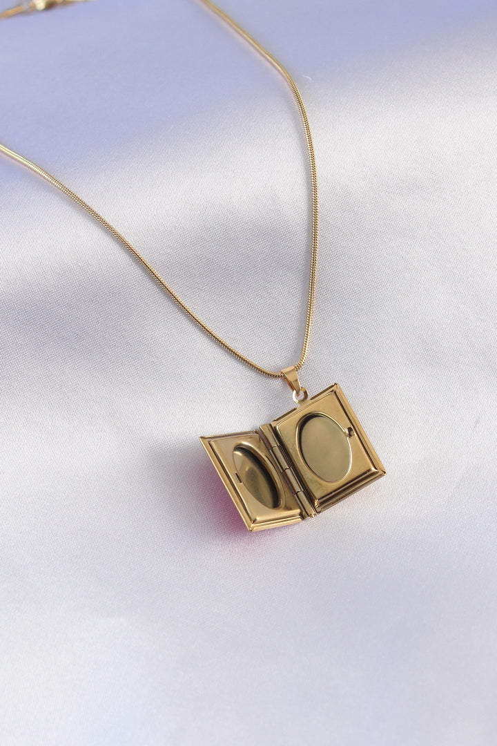 EBJ 316L Stainless Steel Gold Color Chain Necklace with Pink Locket for Women with Space for Photo Insertion - Elche
