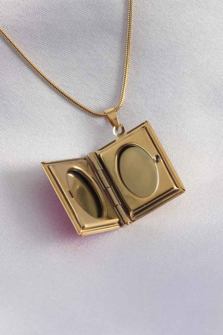 EBJ 316L Stainless Steel Gold Color Chain Necklace with Pink Locket for Women with Space for Photo Insertion - Elche