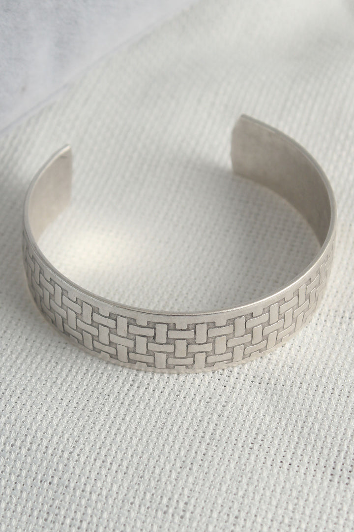 EBJ Authentic Silver Color Motif Embroidery Detail Plate Men's Bracelet - Beauvais