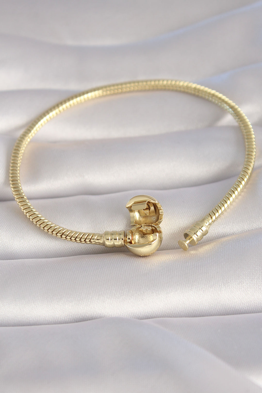 EBJ Rice Gold Color Processing Detail Charm Model Women's Bracelet - Laeken