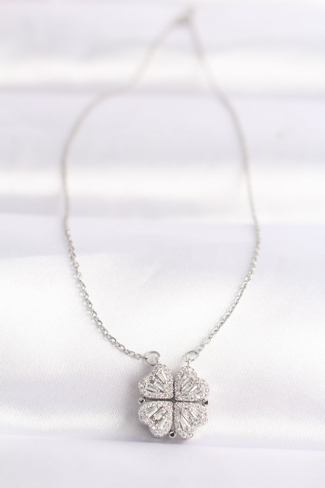 EBJ 316L Stainless Steel Chain Silver Color Zircon Stone Heart Detail Clover Necklace - Castelo Branco