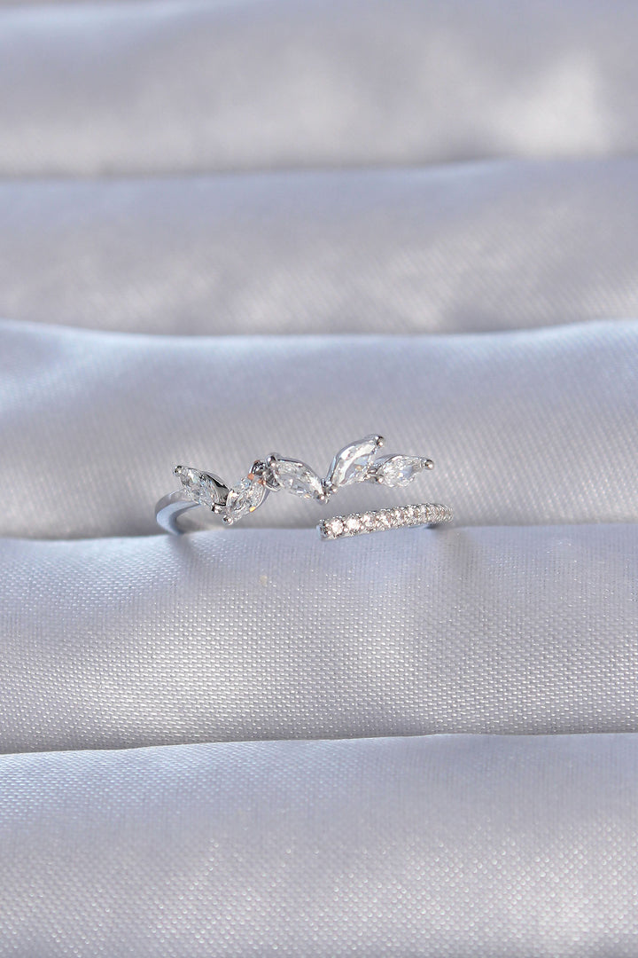 EBJ Adjustable Ring with Rice Silver Color Zircon Stone Leaf Design - Gandía