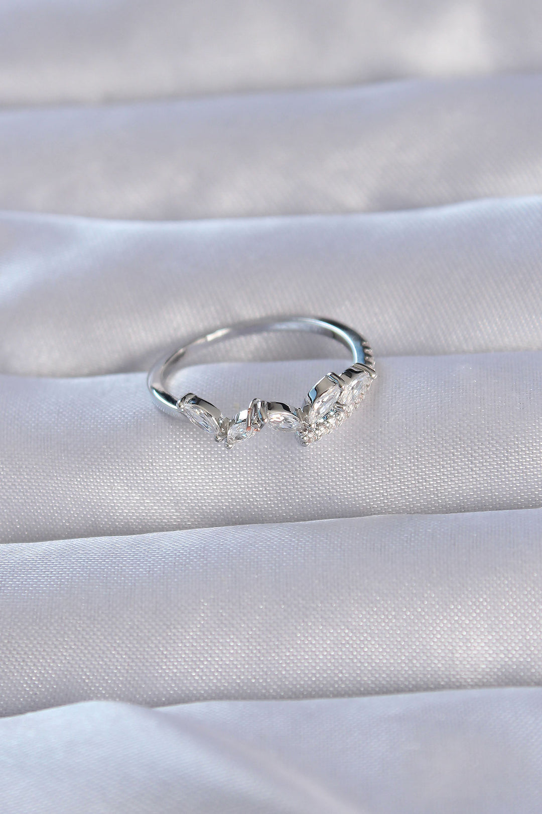 EBJ Adjustable Ring with Rice Silver Color Zircon Stone Leaf Design - Gandía
