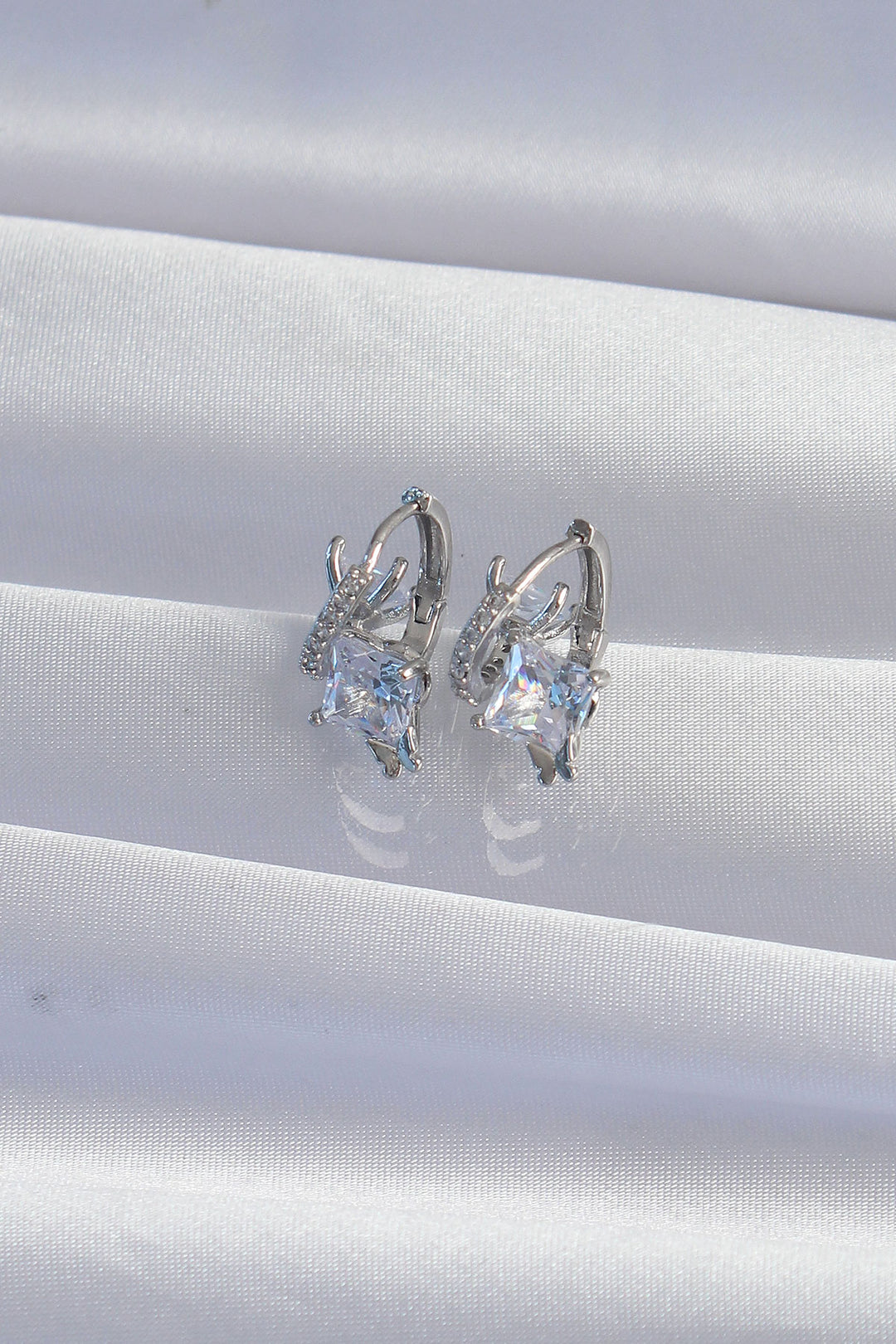 EBJ Rice Silver Color Large Zircon Stone Curved Minimal Butterfly Hoop Earring - Peine