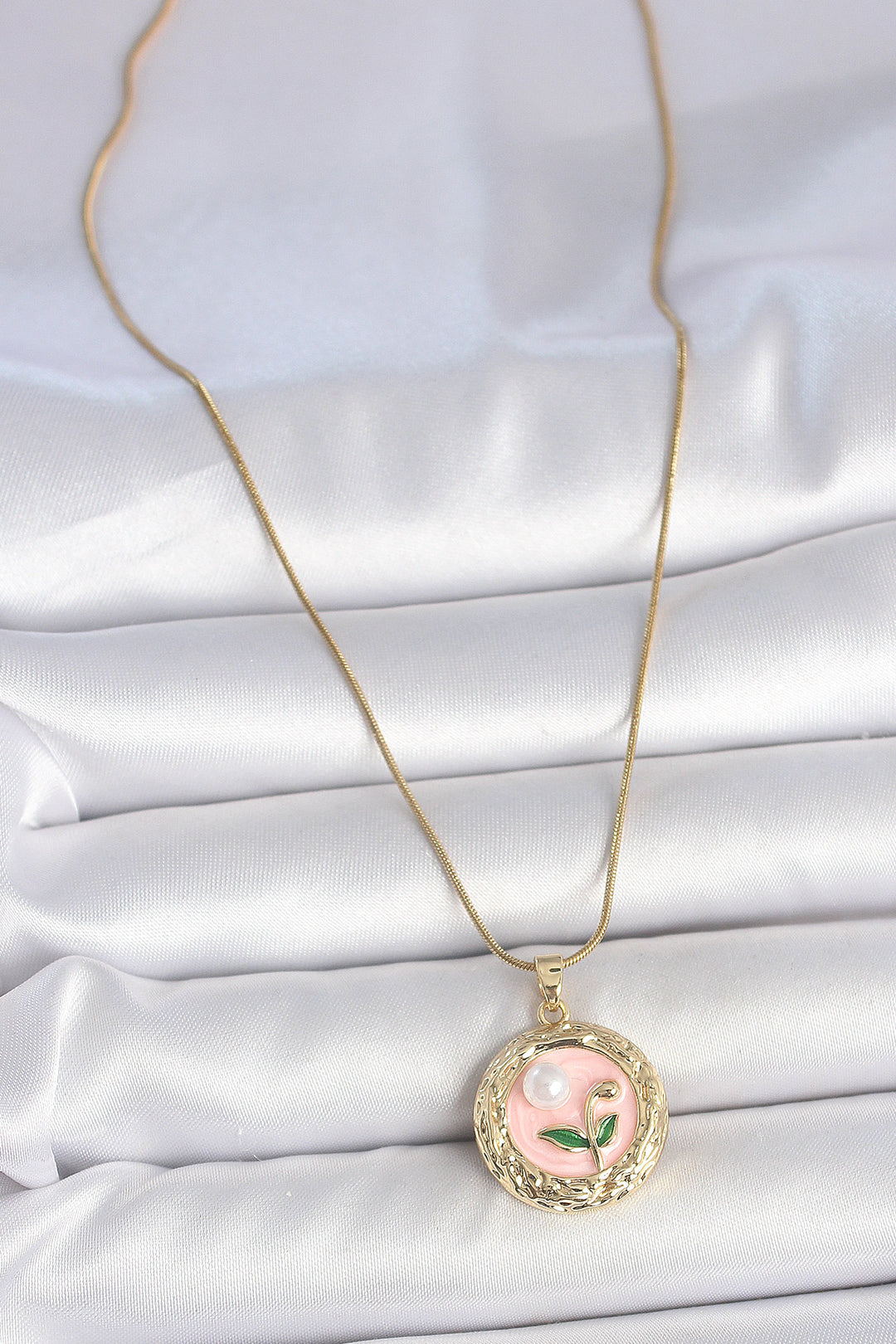 EBJ 316L Steel Gold Color Chain Pink Flower Embroidered Pearl Detail Portrait Model Women's Necklace - Ávila