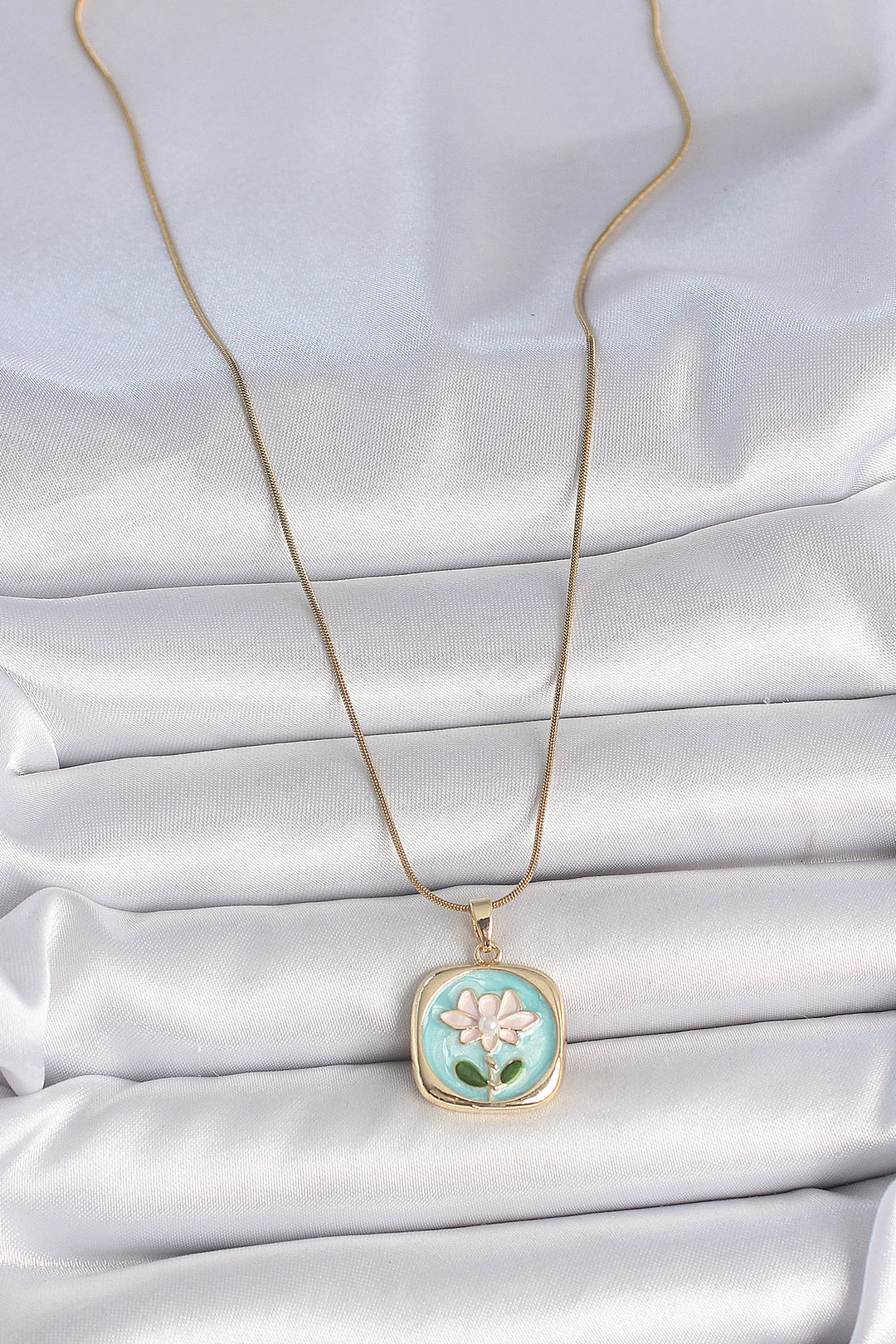 EBJ 316L Steel Gold Color Chain Blue Daisy Embroidered Pearl Detail Portrait Model Women's Necklace - Zapotlanejo
