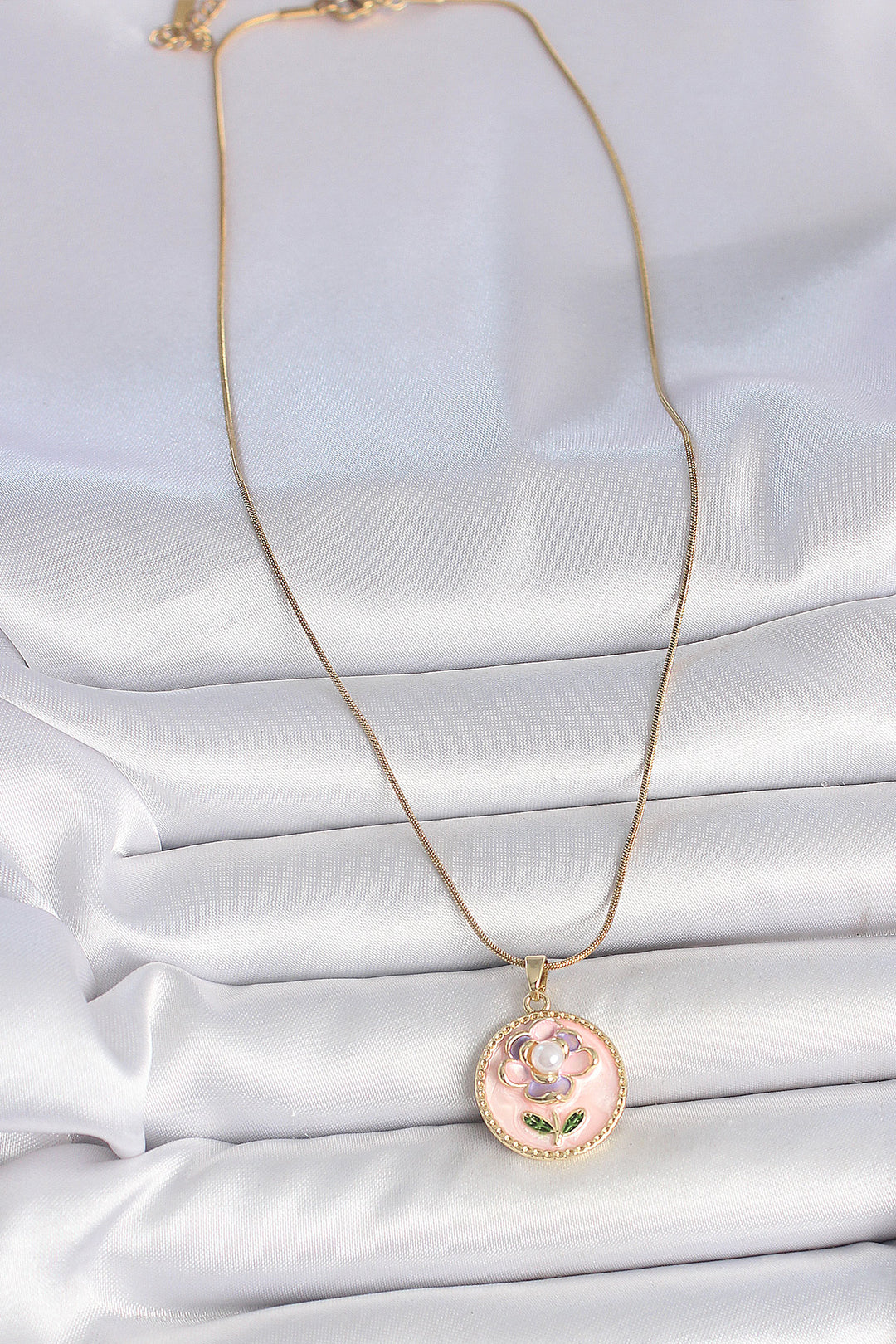 EBJ 316L Steel Gold Color Chain Pink Flower Embroidered Pearl Detail Portrait Model Women's Necklace - Jiutepec