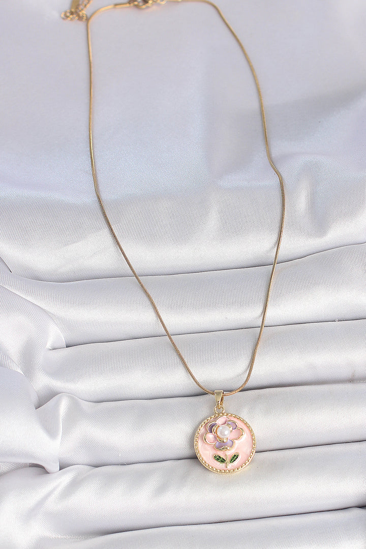 EBJ 316L Steel Gold Color Chain Pink Flower Embroidered Pearl Detail Portrait Model Women's Necklace - Jiutepec