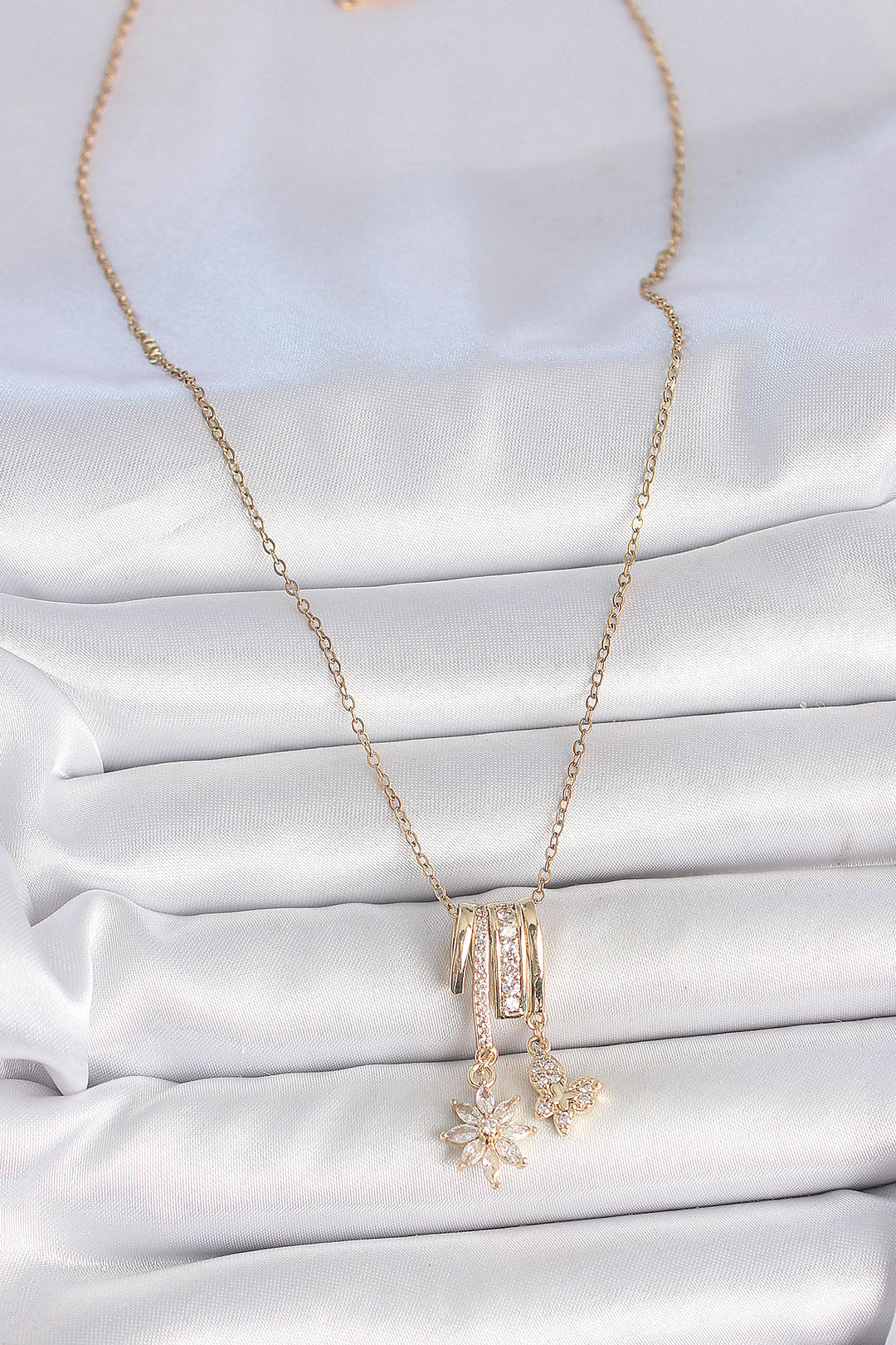 EBJ 316L Steel Gold Color Swinging Zircon Stone Flower Butterfly Figure Charm Women's Necklace - Jiménez