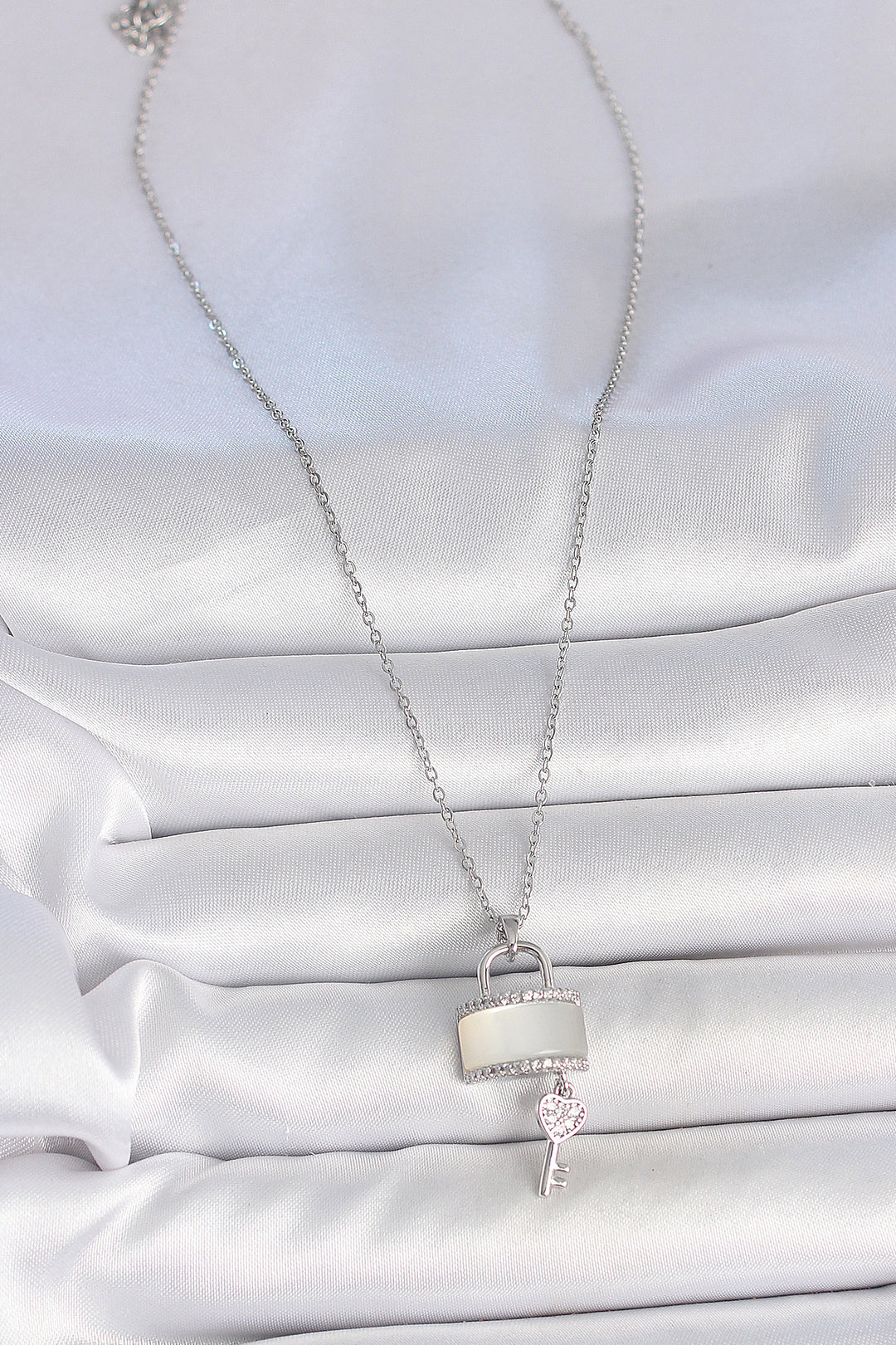 EBJ 316L Stainless Steel Silver Color Chain White Mother of Pearl Lock Key Detail Women's Necklace - Lleida