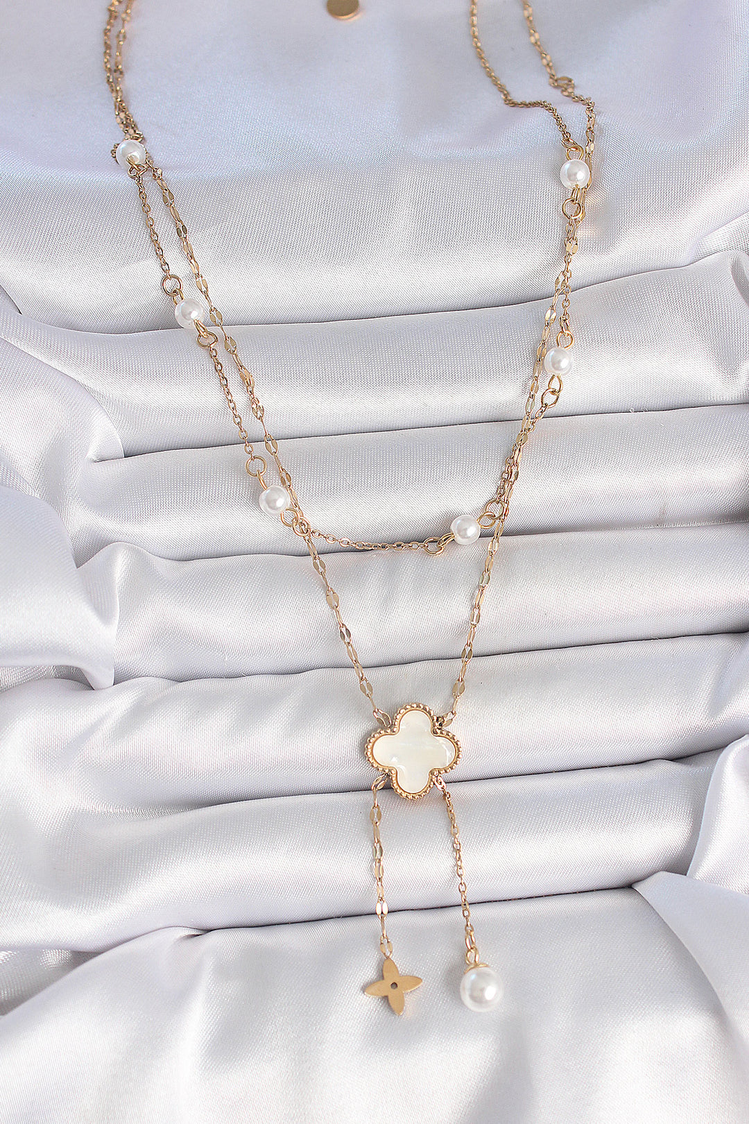 EBJ 316L Steel Gold Color Chain White Clover Figure Pendant Flower Pearl Detail Women's Necklace - Villa de Álvarez