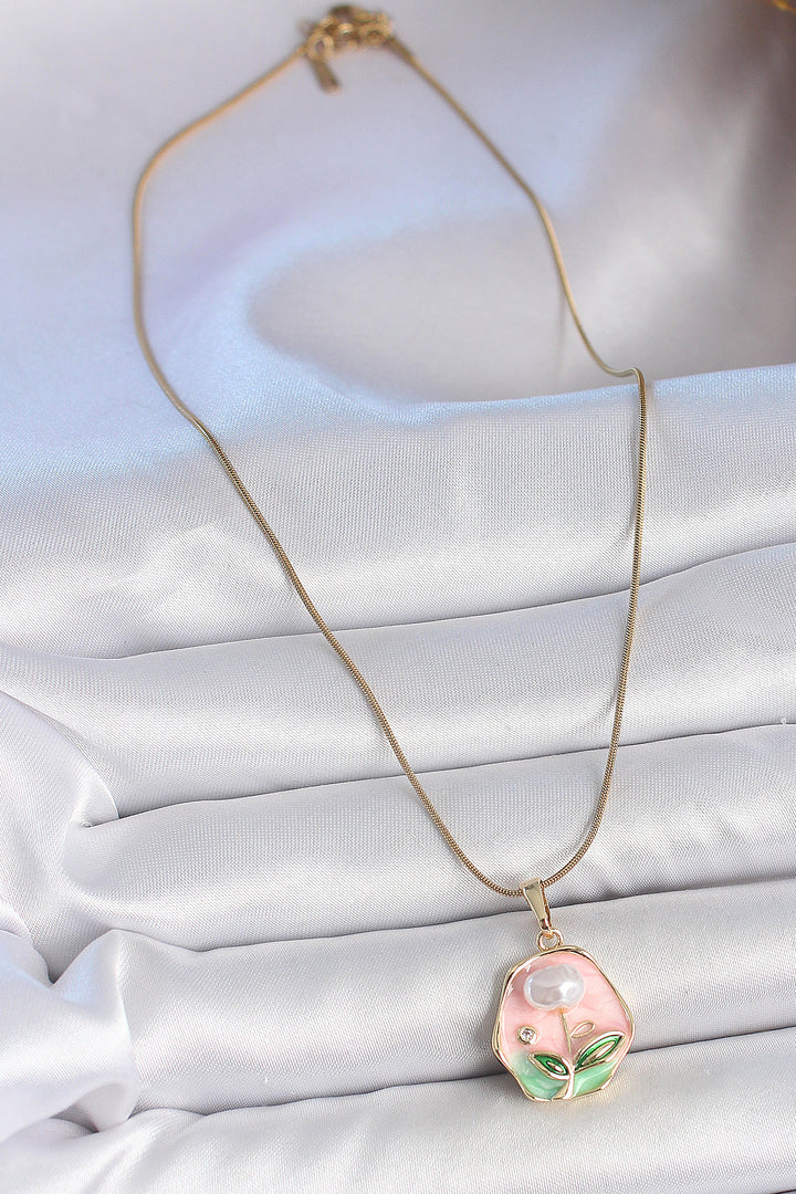 EBJ 316L Steel Gold Color Chain Pink Flower Embroidered Pearl Detail Portrait Model Women's Necklace - Macuspana