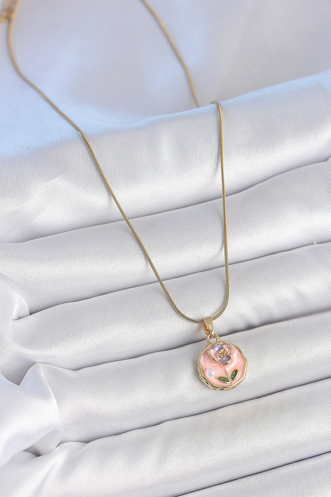 EBJ 316L Steel Gold Color Chain Pink Minimal Flower Embroidered Pearl Detail Portrait Model Women's Necklace - Acharnés