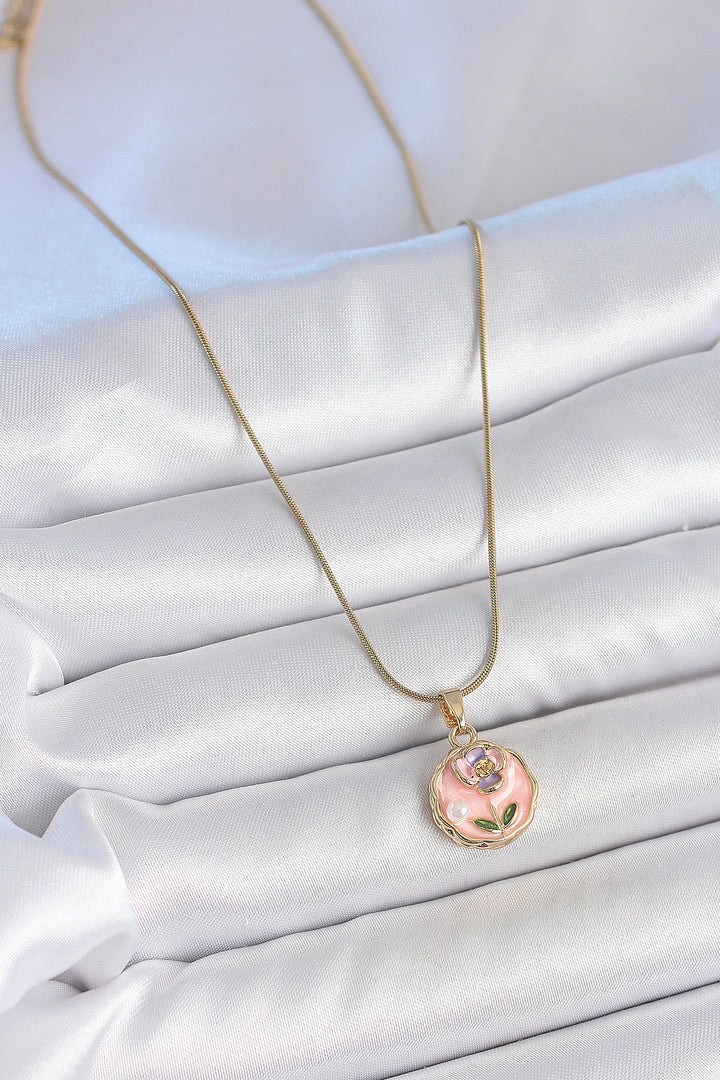 EBJ 316L Steel Gold Color Chain Pink Minimal Flower Embroidered Pearl Detail Portrait Model Women's Necklace - Acharnés