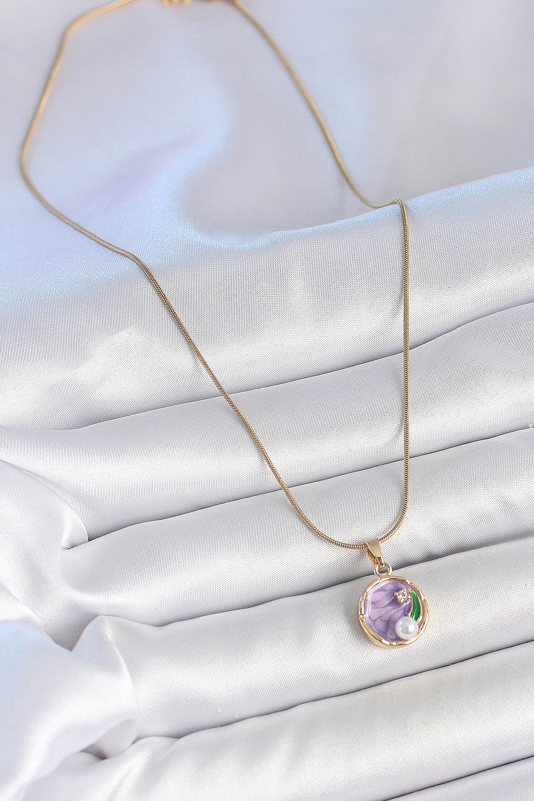 EBJ 316L Steel Gold Color Chain Purple Flower Embroidered Zircon Stone Pearl Detailed Minimal Portrait Model Women's Necklace - Winterthur