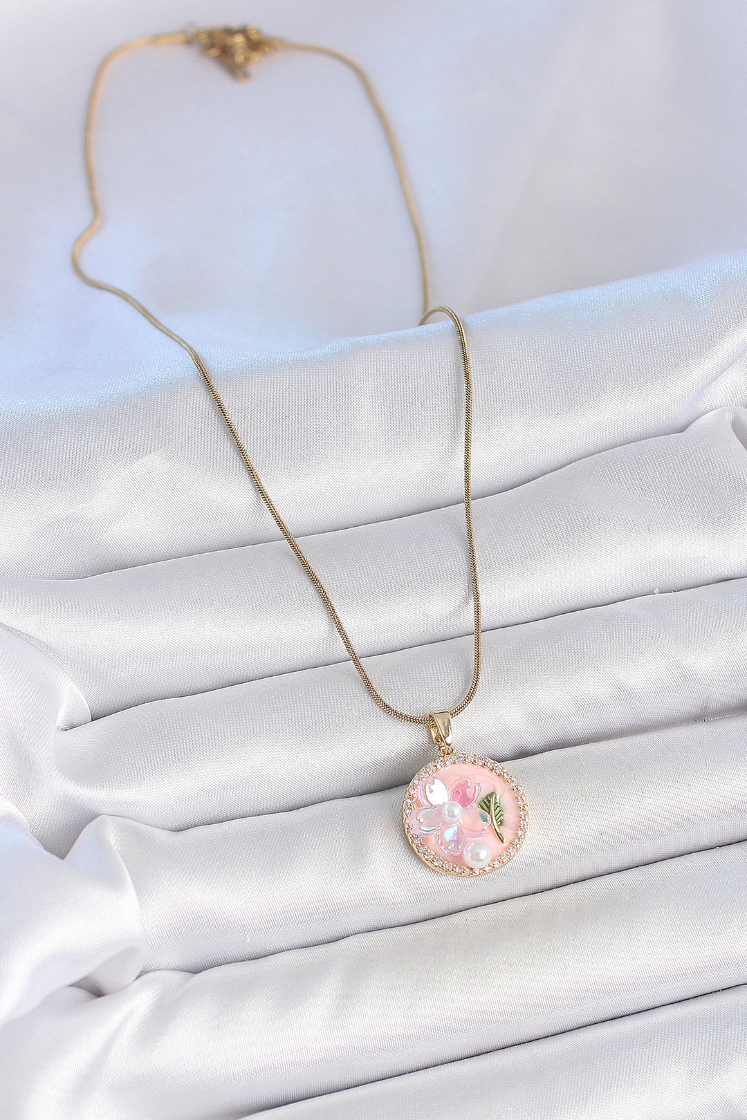 EBJ 316L Steel Gold Color Chain with Zircon Stone Pink Enamel Flower Embroidered Pearl Detail Portrait Model Women's Necklace - Álimos