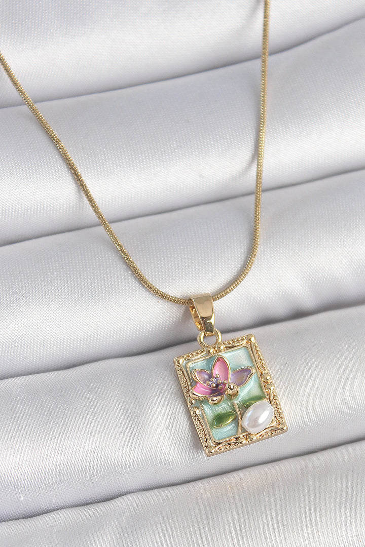 EBJ 316L Steel Gold Color Chain Blue Enamel Flower Embroidered Pearl Detail Portrait Model Women's Necklace - Tamuín