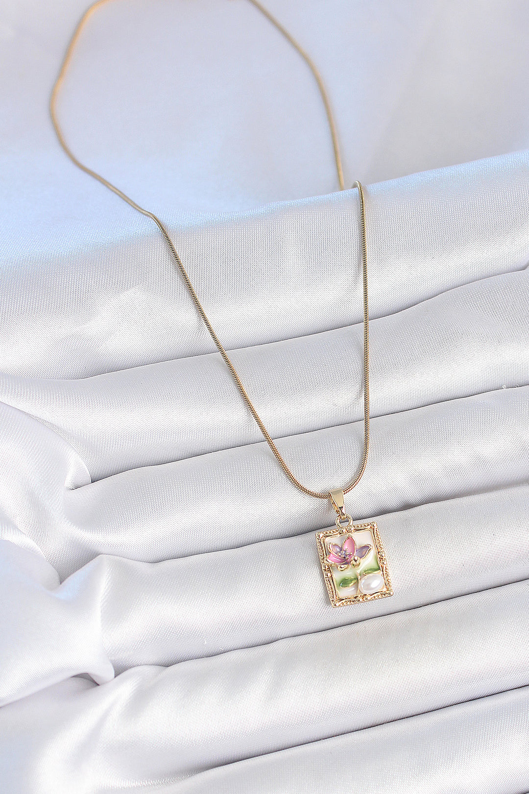 EBJ 316L Steel Gold Color Chain White Enamel Flower Embroidered Pearl Detail Portrait Model Women's Necklace - Acámbaro