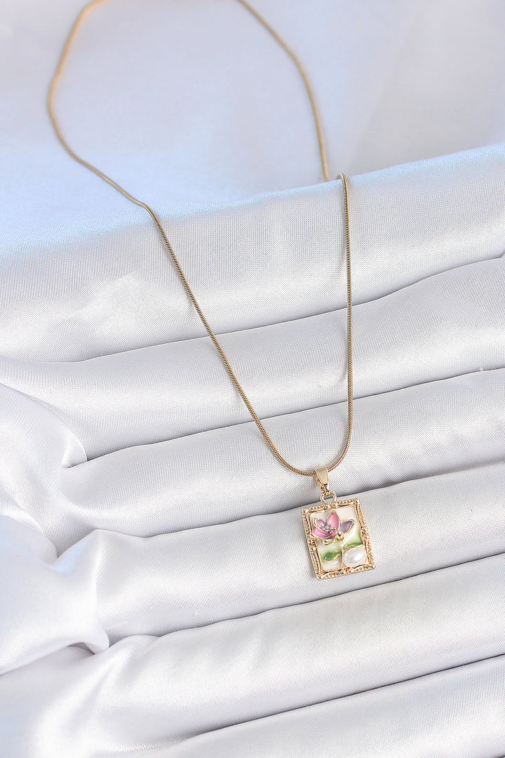 EBJ 316L Steel Gold Color Chain White Enamel Flower Embroidered Pearl Detail Portrait Model Women's Necklace - Acámbaro