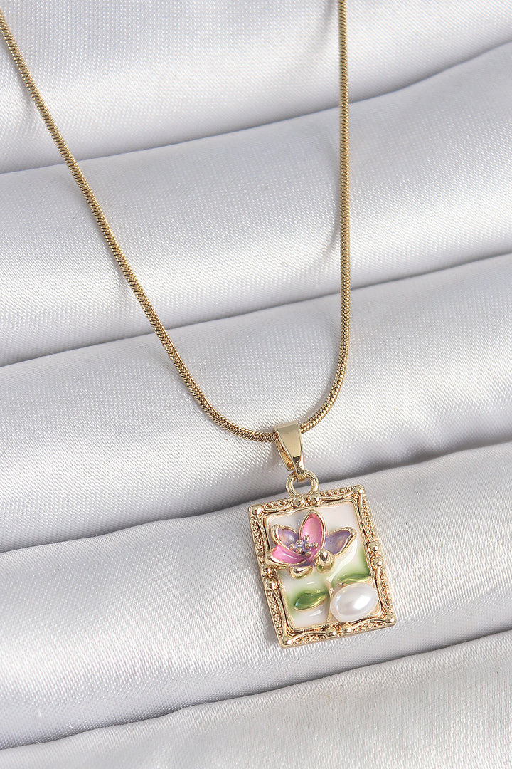EBJ 316L Steel Gold Color Chain White Enamel Flower Embroidered Pearl Detail Portrait Model Women's Necklace - Acámbaro