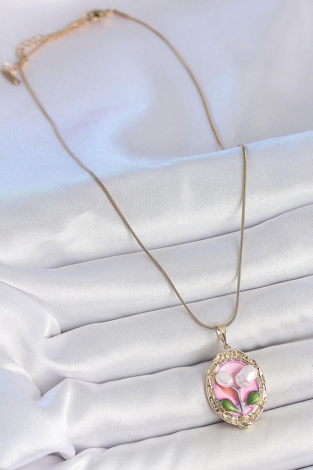 EBJ 316L Steel Gold Color Chain Pink Enamel Pearl Flower Embroidered Portrait Model Women's Necklace - Weert
