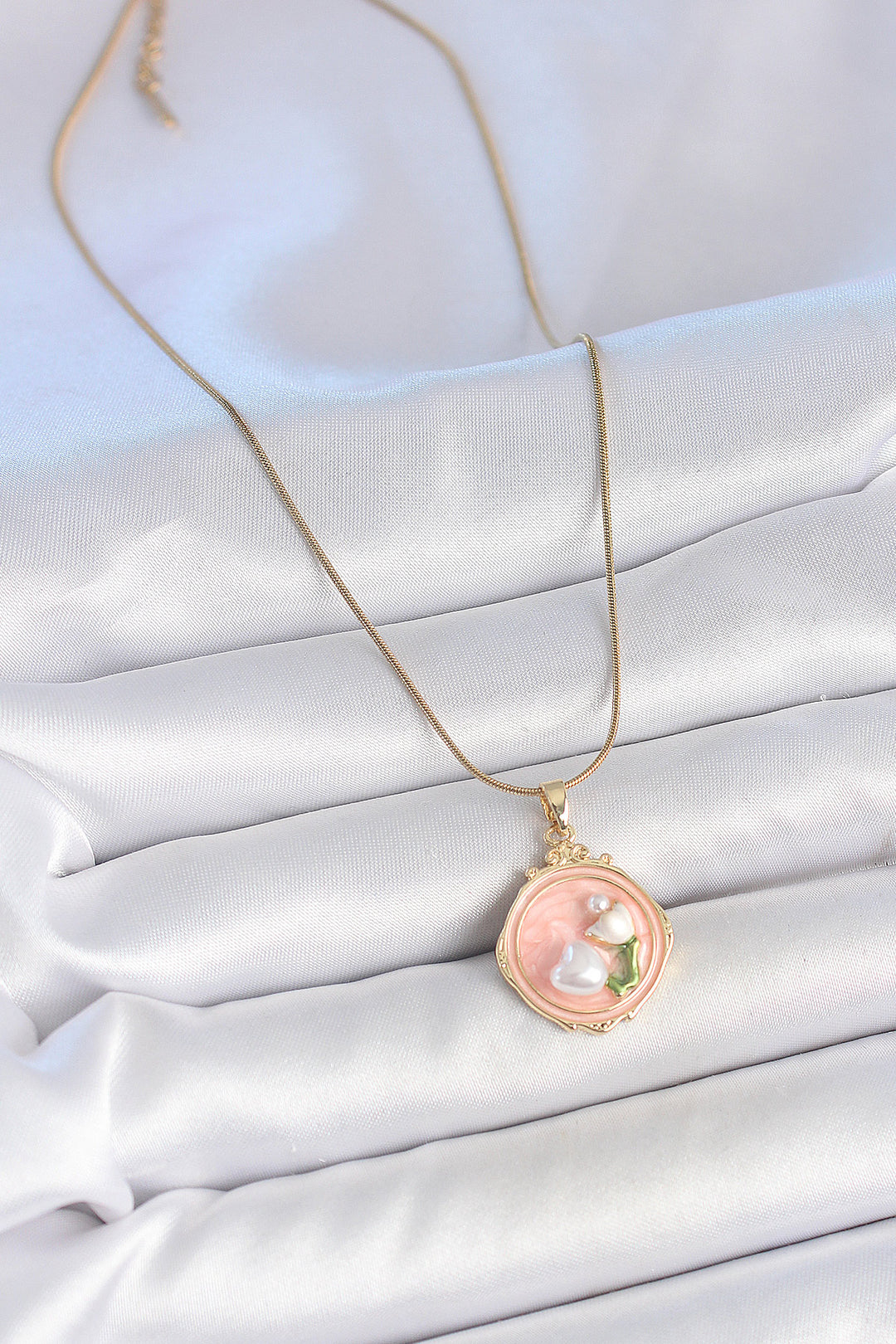 EBJ 316L Steel Gold Color Chain Pink Enamel Pearl Flower Embroidered Portrait Model Women's Necklace - Ivry-sur-Seine