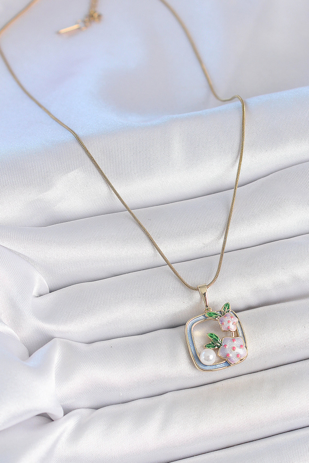 EBJ 316L Steel Gold Color Chain Blue Enamel Square Pattern Flower Embroidered Pearl Detail Women's Necklace - Moortebeek