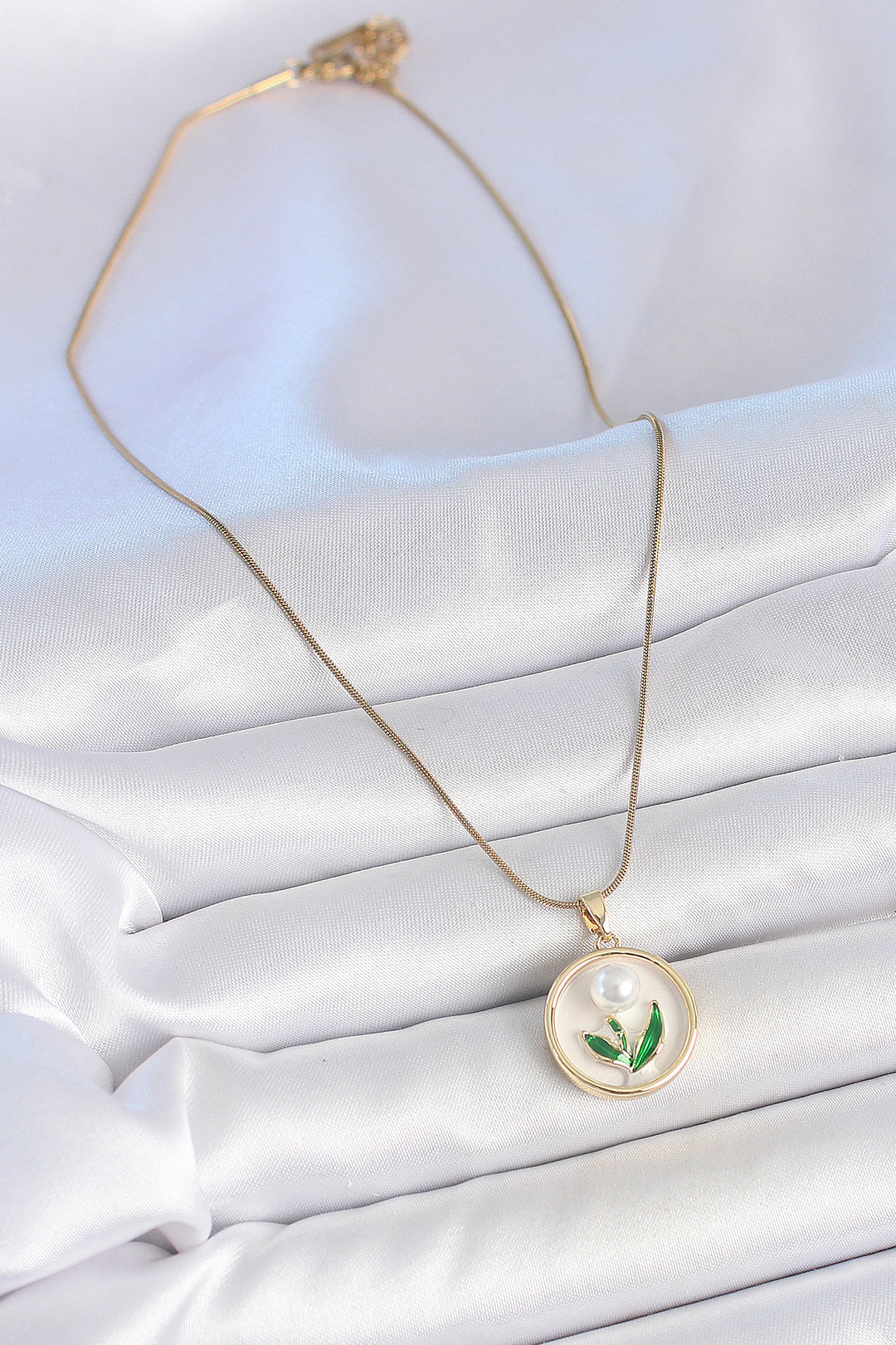 EBJ 316L Steel Gold Color Chain White Enamel Pearl Flower Embroidered Portrait Model Women's Necklace - Los Palacios y Villafranca