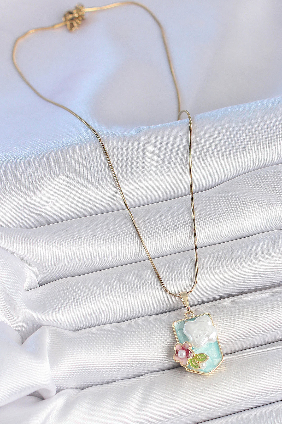 EBJ 316L Steel Gold Color Chain Blue Enamel Pearl Flower Embroidered Portrait Model Women's Necklace - Gondomar