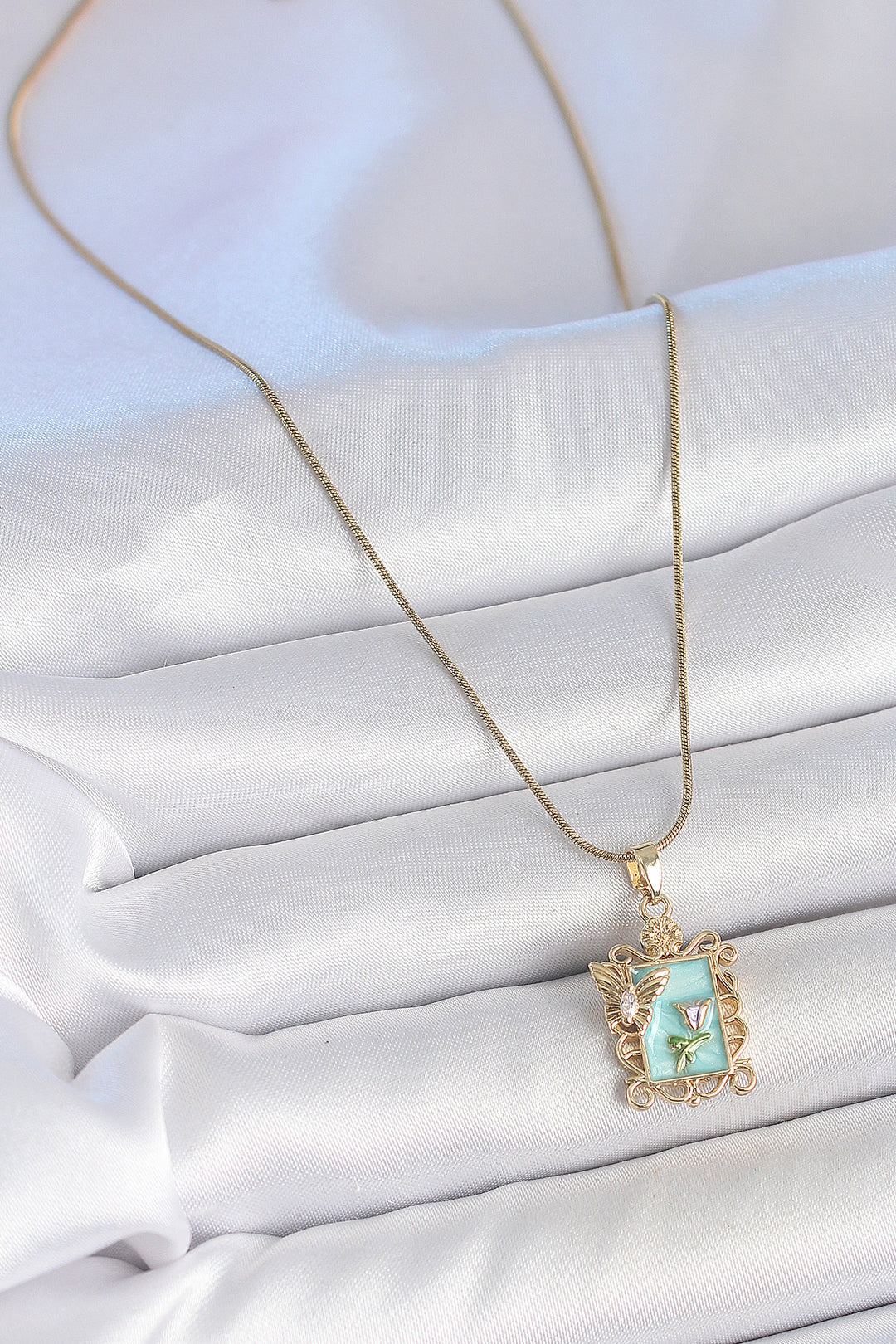 EBJ 316L Steel Gold Color Chain Blue Enamel Flower Embroidered Zircon Stone Butterfly Detail Portrait Model Women's Necklace - Brühl